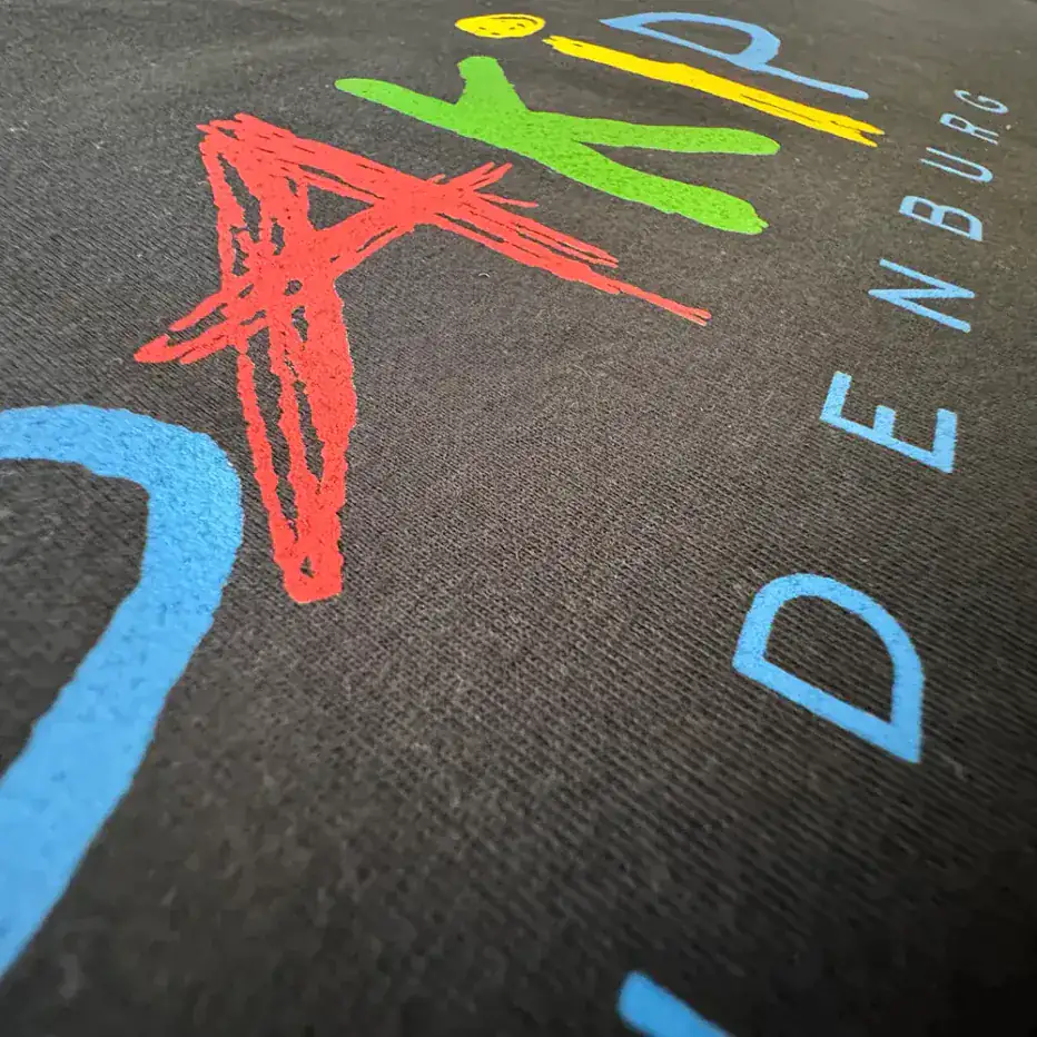 T-Shirt mit langlebigem Siebdruck und Firmenlogo in Firmenfarben